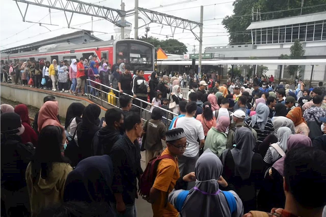 KAI Commuter Tambah Perjalanan KRL hingga 24 Jam