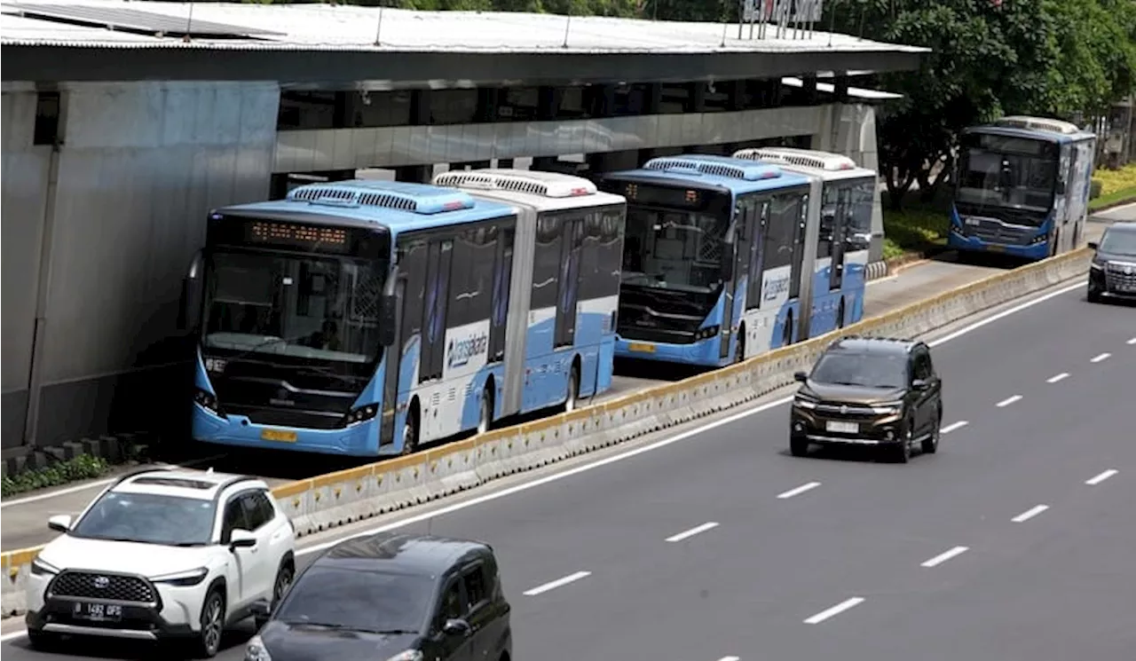 Transjakarta Lakukan Penyesuaian Rute dan Jam Operasional