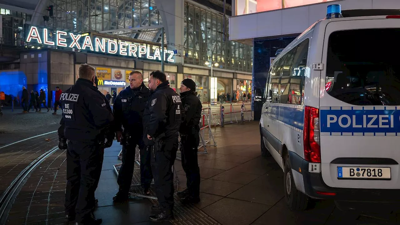 Silvester in Berlin: Polizei im Großeinsatz, Wasserrohrbruch und Böller-Übertretungen