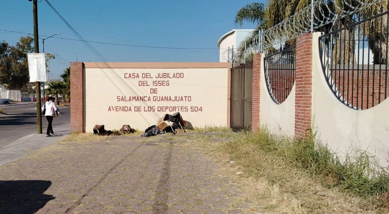 Mujer mayor abandonada en calle de Salamanca, Guanajuato