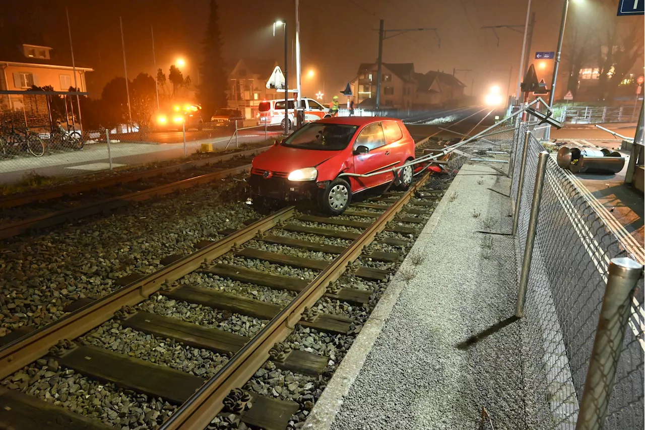 Staad SG: Auto landet auf Bahngleisen – Fahrer verlässt Unfallstelle und wird gestellt