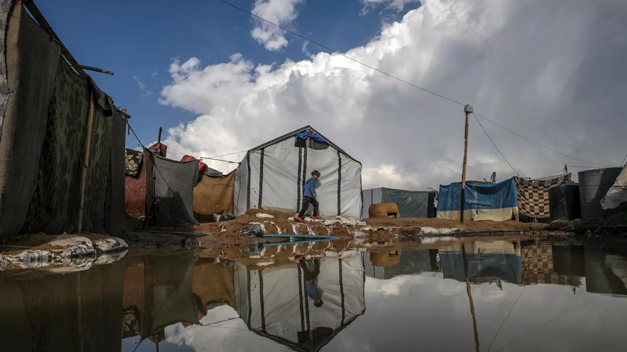 Las lluvias dejan a miles de refugiados palestinos en la calle en Gaza