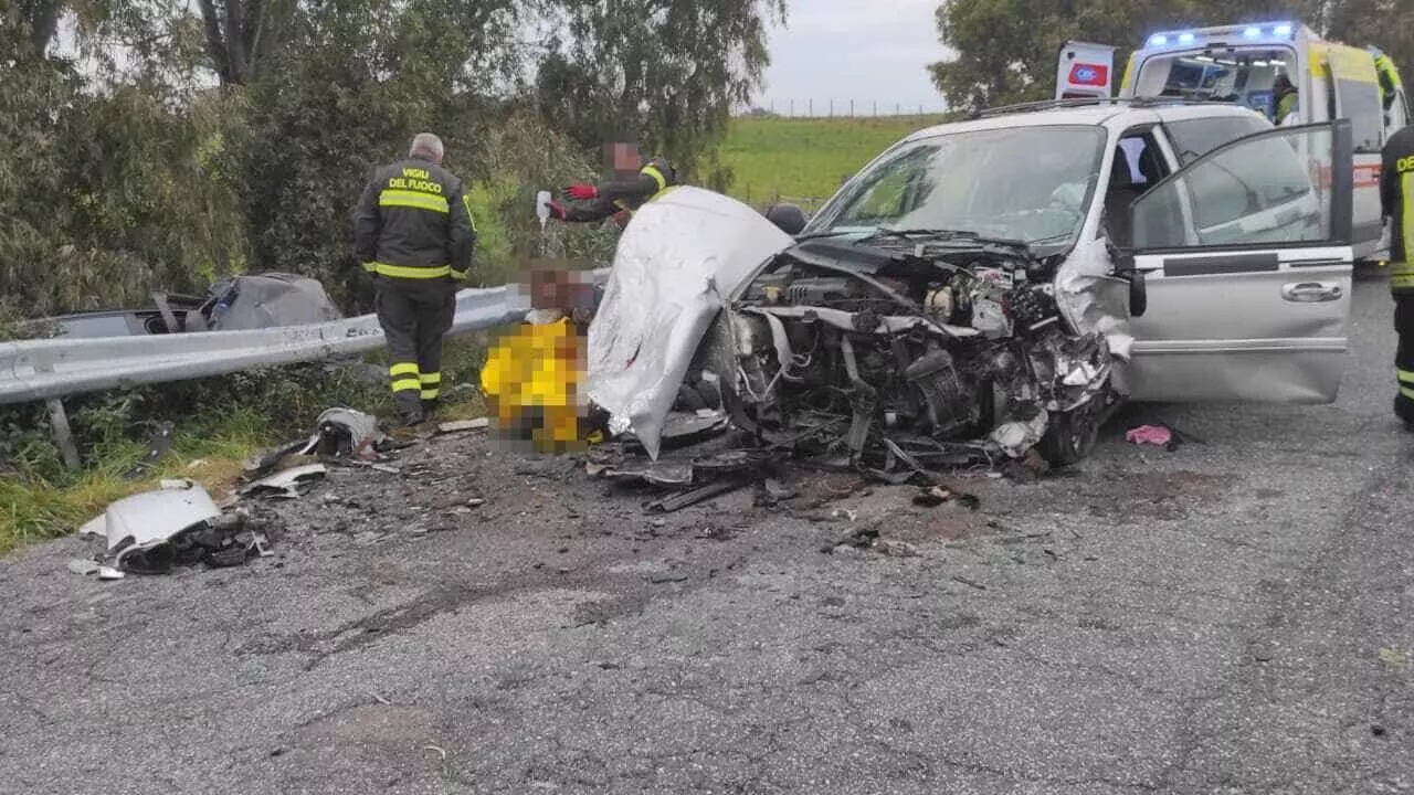 Incidente Stradale a Fiumicino: Quattro Feriti in Codice Rosso