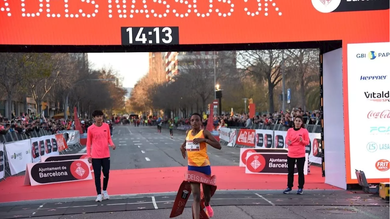 Beatrice Chebet bate el récord de 5.000 en la Cursa del Nassos en Barcelona