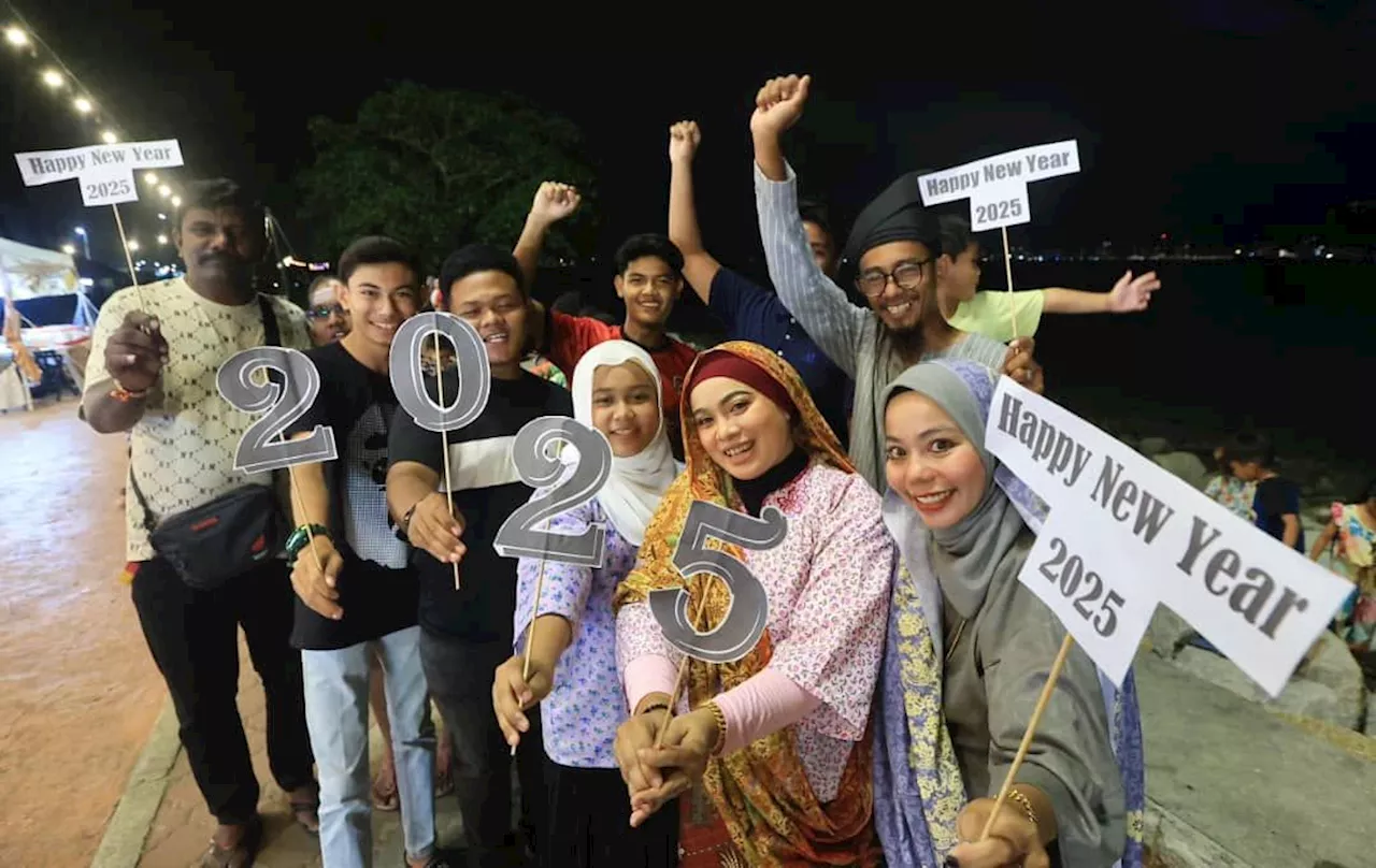 Thousands Celebrate New Year's Eve in Penang