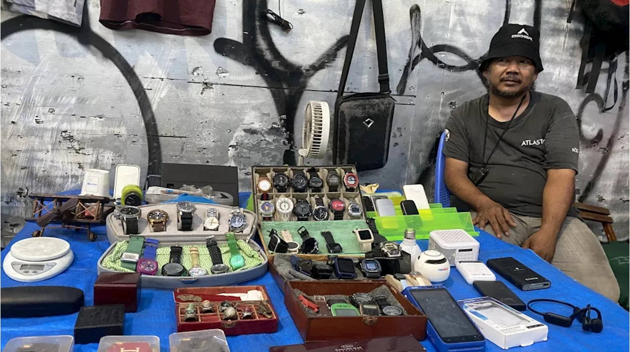 Penjual Jam Tangan Bekas di Pasar Loak