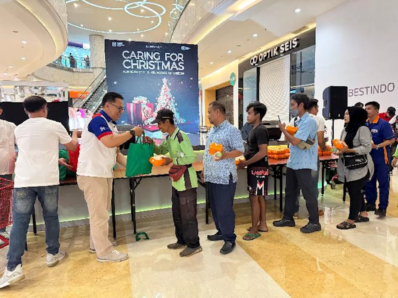 Kuningan City Mall Gelanggang Garage Sale Amal untuk Berbagi Kasih Natal