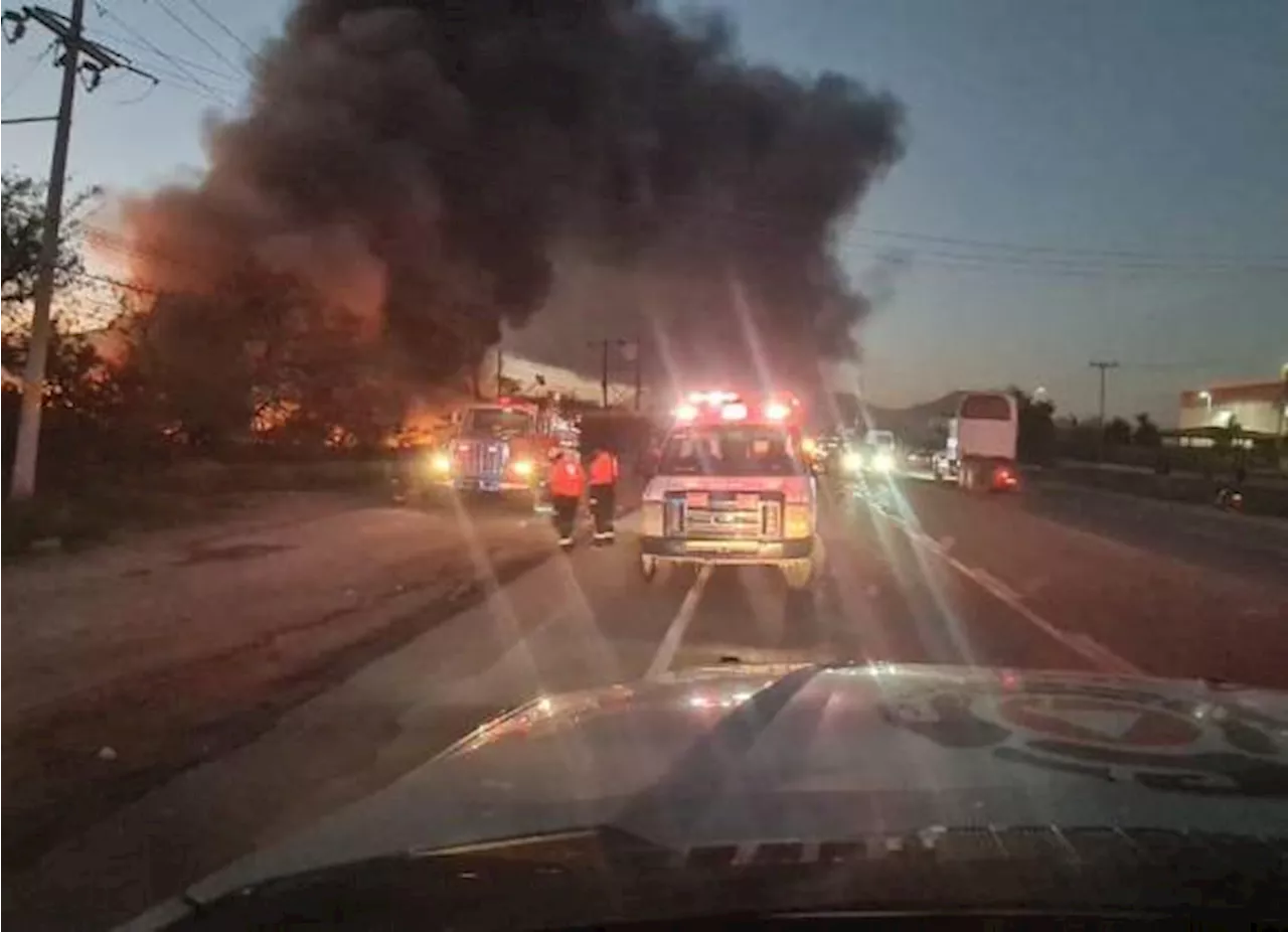 Incendio consume 60 vehículos en corralón de Nuevo León