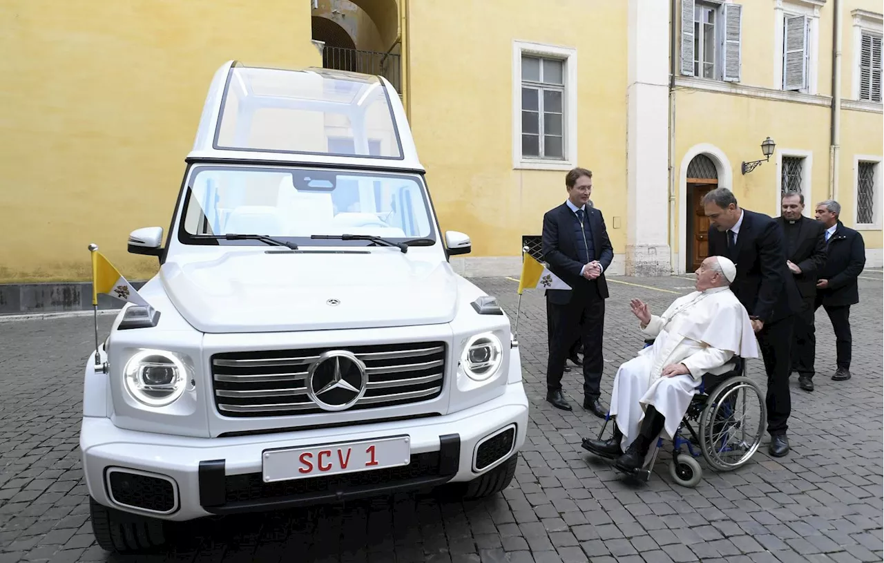 Vatican : Le pape François passe à l’électrique avec sa nouvelle « papamobile » Mercedes blanc nacré