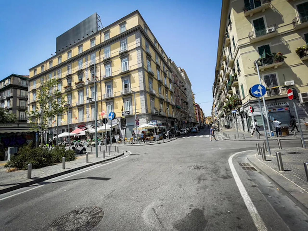 A Napoli cade una piastra da un balcone e ferisce una donna, forse è stata lanciata