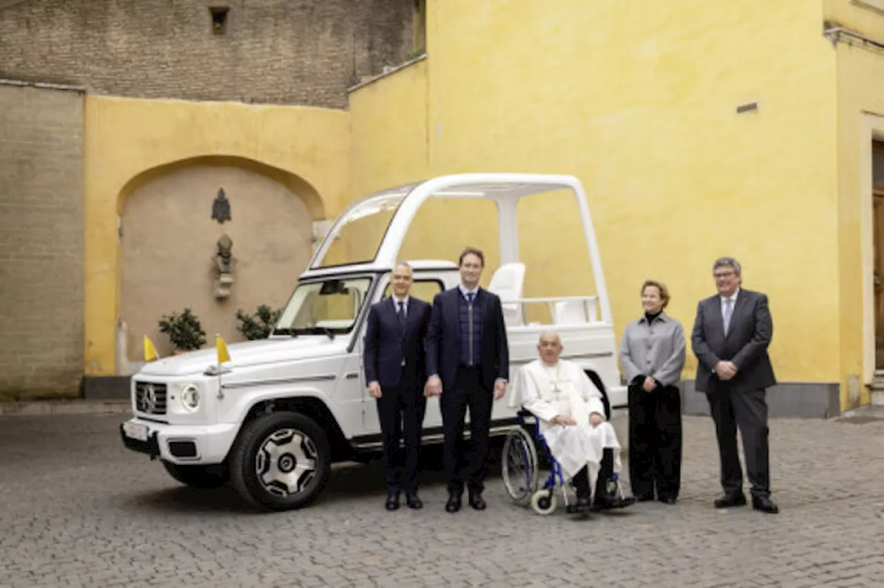 Il Papa riceve da Mercedes la prima 'papamobile' elettrica