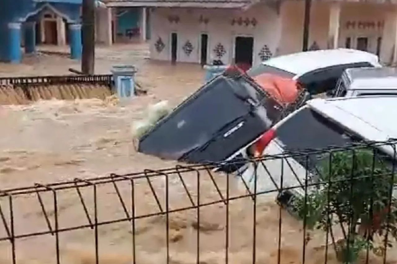 Sejumlah minibus hilang terseret banjir bandang di Sukabumi