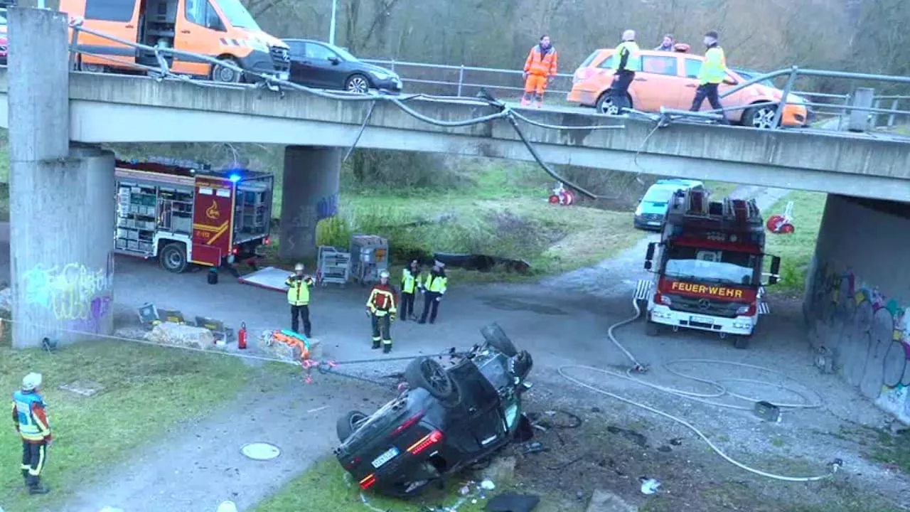 Audi Sturz von Brücke in Besigheim, drei Personen schwer verletzt