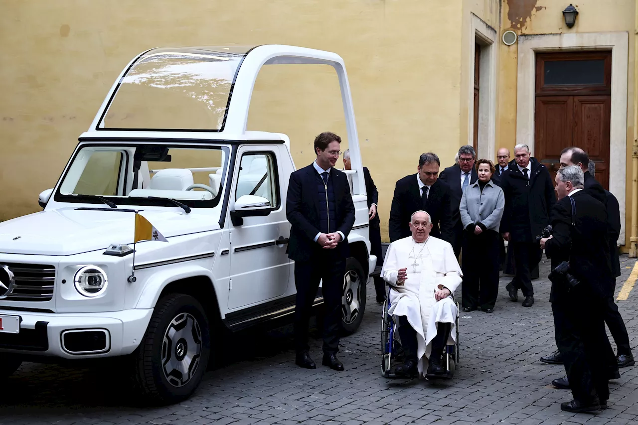 Vaticano revela novo papamóvel totalmente elétrico do papa Francisco