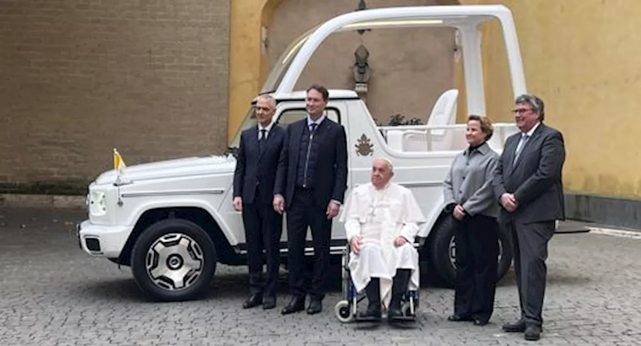 Papa Francesco ha una nuova papamobile: è una Mercedes Classe G elettrica