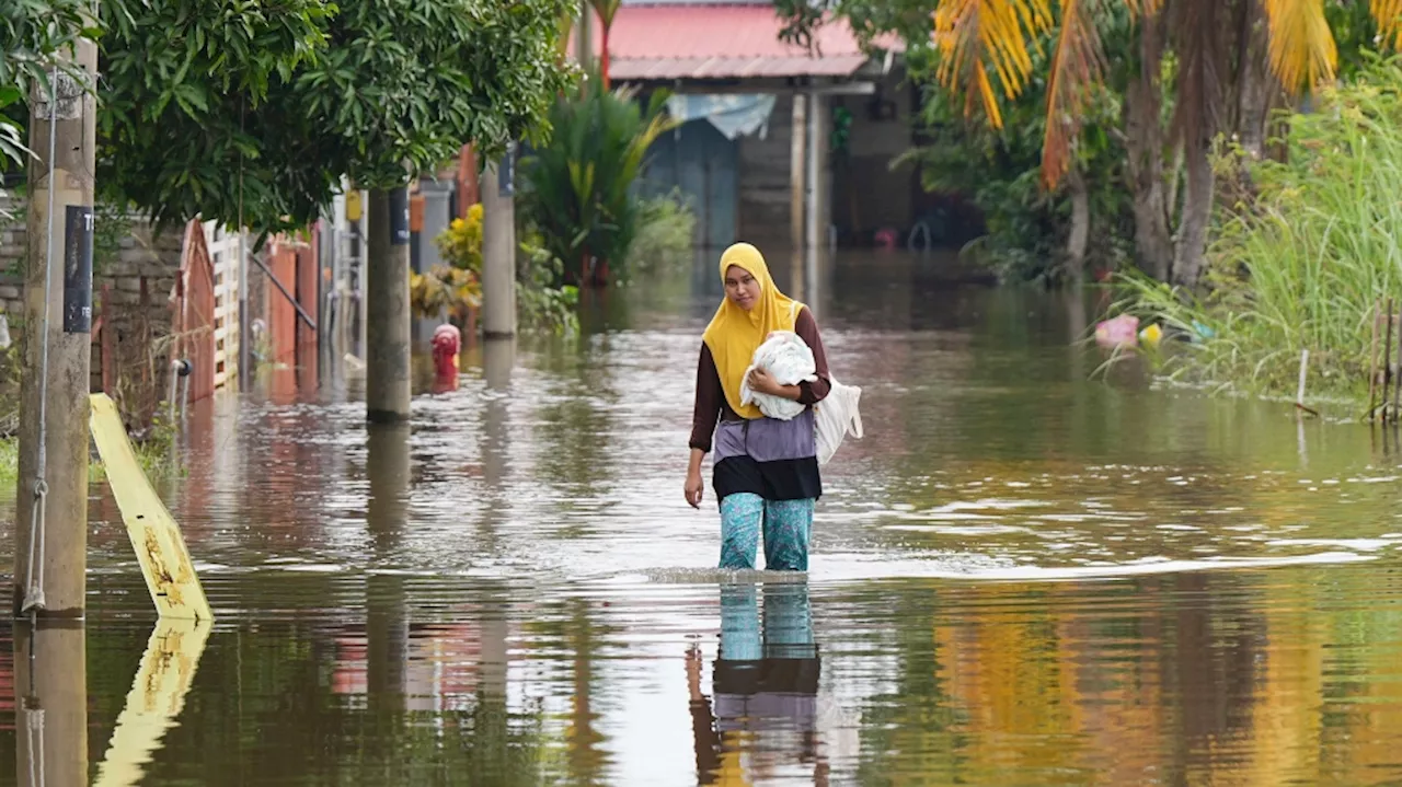 Floods wreak havoc in Malaysia, southern Thailand with over 30 killed, tens of thousands displaced