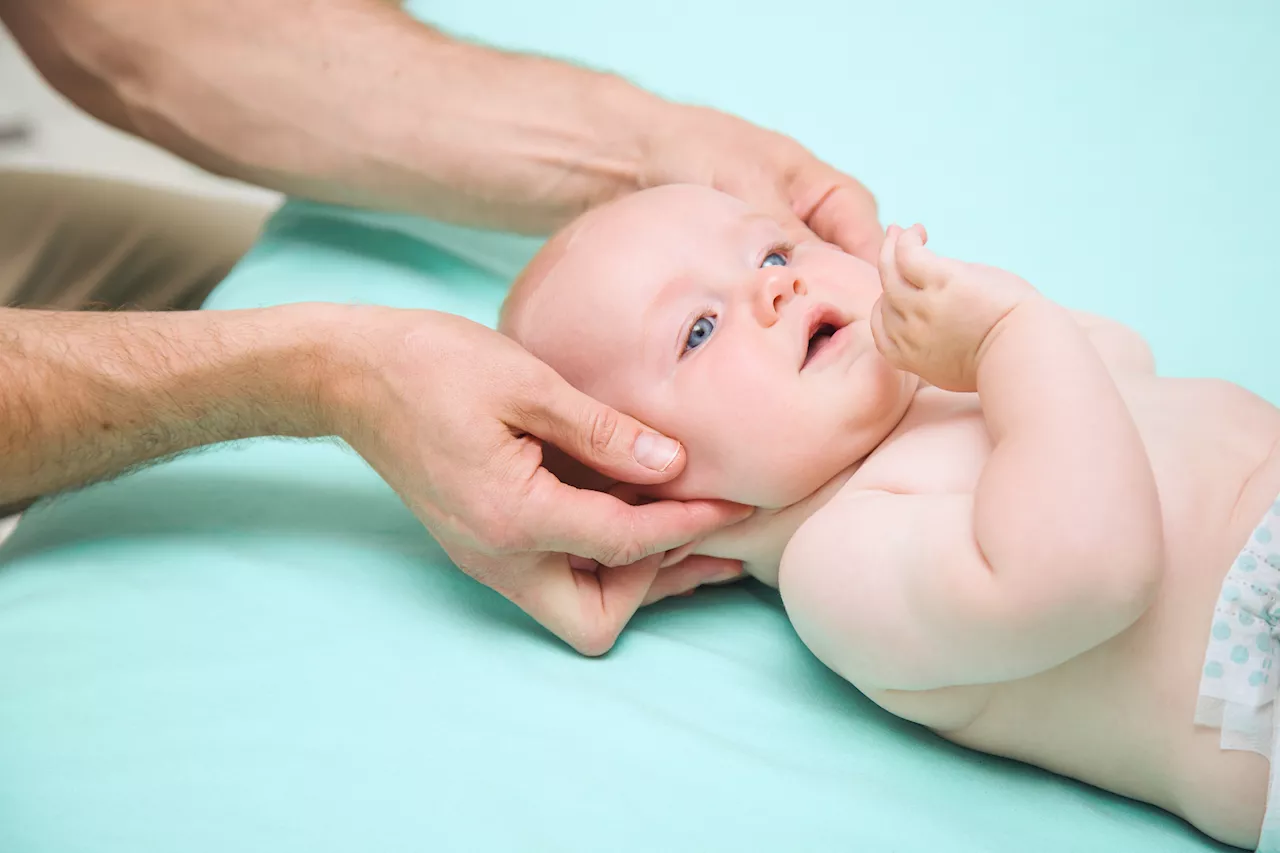 L’ostéopathie pour bébés, une pratique critiquée pour son inefficacité et sa dangerosité