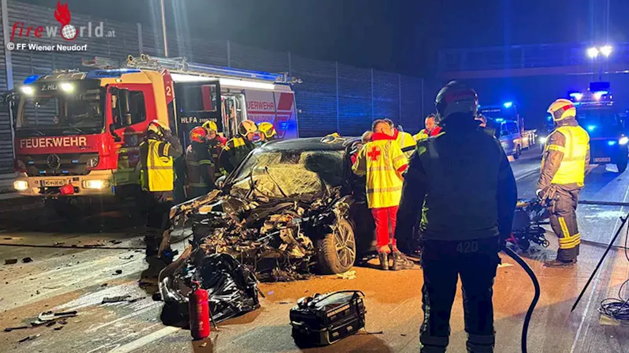 Nö: Pkw prallt auf A 2 bei Wiener Neudorf auf Lkw → Schwerverletzte Frau aus Auto befreit