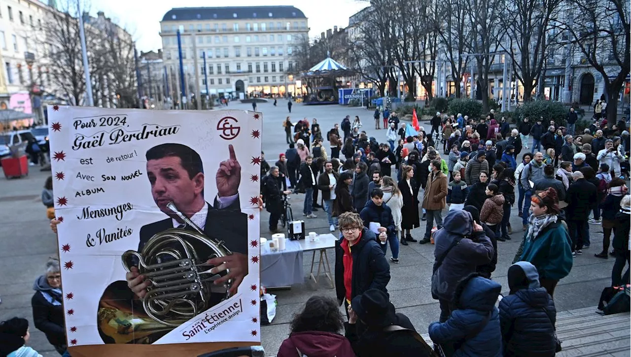 Manifestation Contre Gaël Perdriau, Maire de Saint-Etienne Enlisé Dans Une Affaire De Chantage