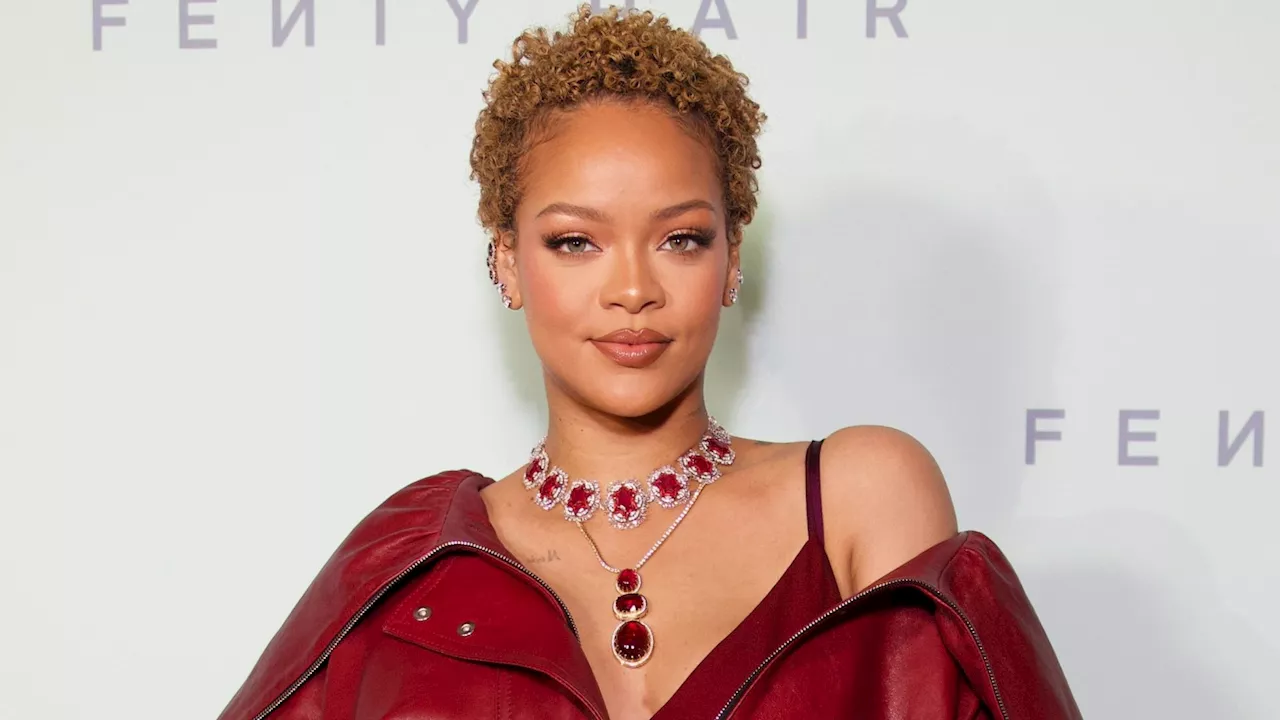 Rihanna à quatre pattes, elle dévoile ses courbes dans un ensemble de lingerie intégralement en résille