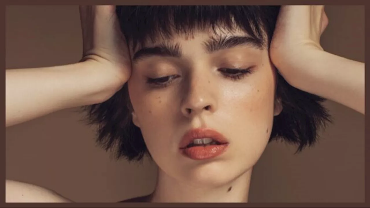 Razor bob: i capelli a caschetto tagliati 'a vivo' must inverno 2025