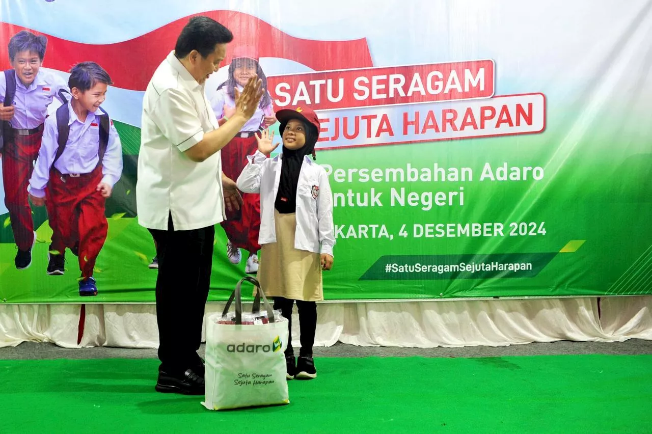 Adaro Donasi 10.000 Paket Seragam Sekolah Senilai Rp 12 Miliar