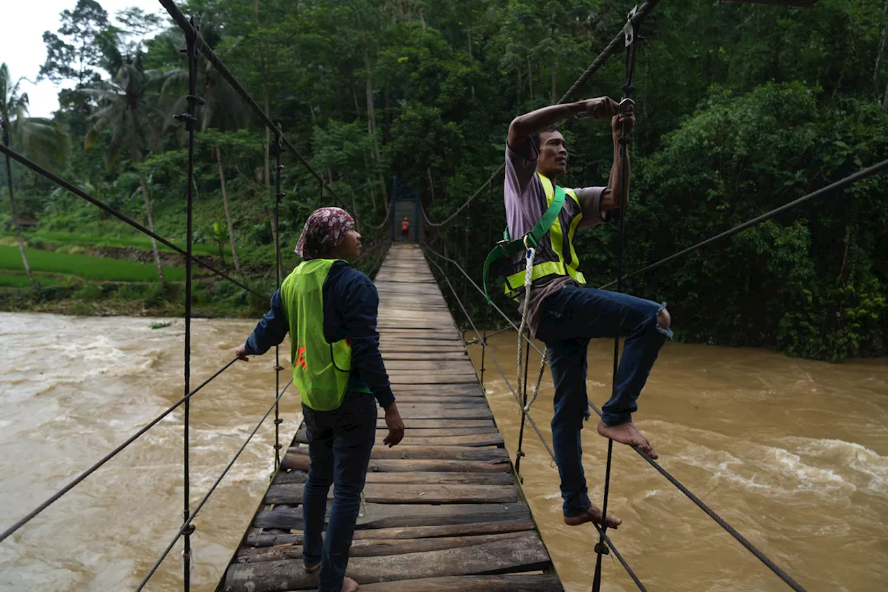 Warga Baduy Bergotong Royong Memperbaiki Jembatan Gantung Nayagati