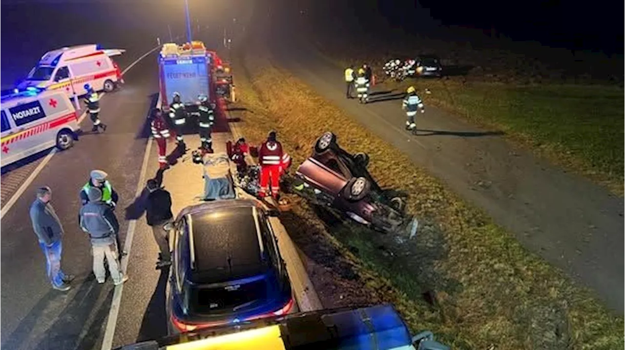 Unfall bei Groß St. Florian: Drei Fahrzeuge kollidieren, eine Person gerettet