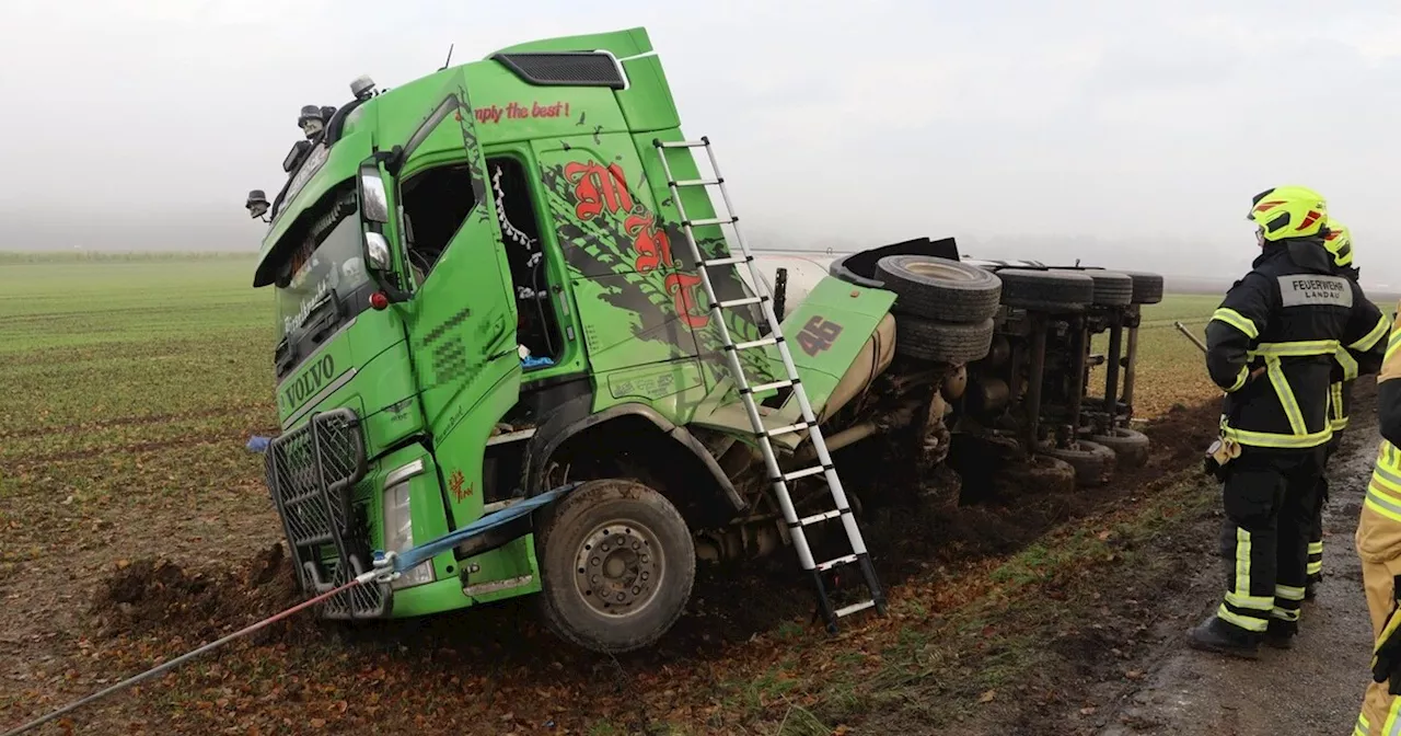 Lastwagen mit Erdreichlast stürzt in Landau-Thalham auf die Böschung