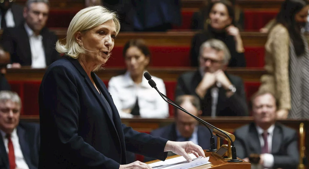 Francia, stasera il voto di sfiducia a Barnier. Le Pen: «È la fine di un governo effimero». Urla e fischi dei