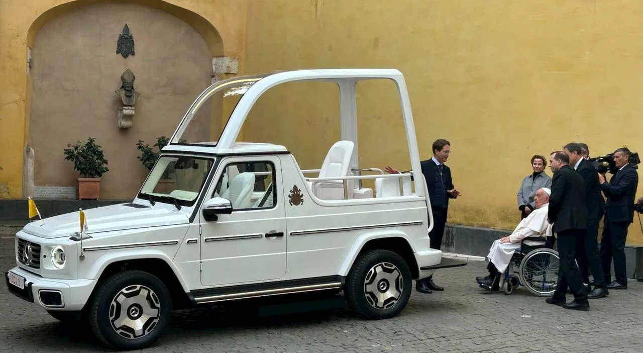 La Mercedes dona a Papa Francesco la prima papamobile elettrica (da usare per il Giubileo)