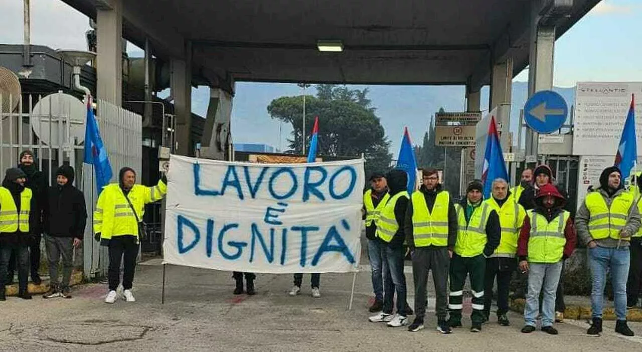 Stellantis Cassino, gli operai in protesta bloccano le merci e fermano lo stabilimento