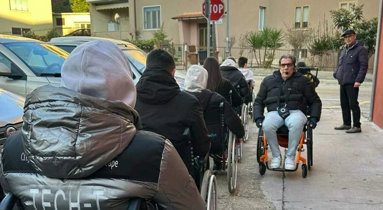 Studenti di Atri salgono sulle carrozzine e scoprono la città inaccessibile ai disabili