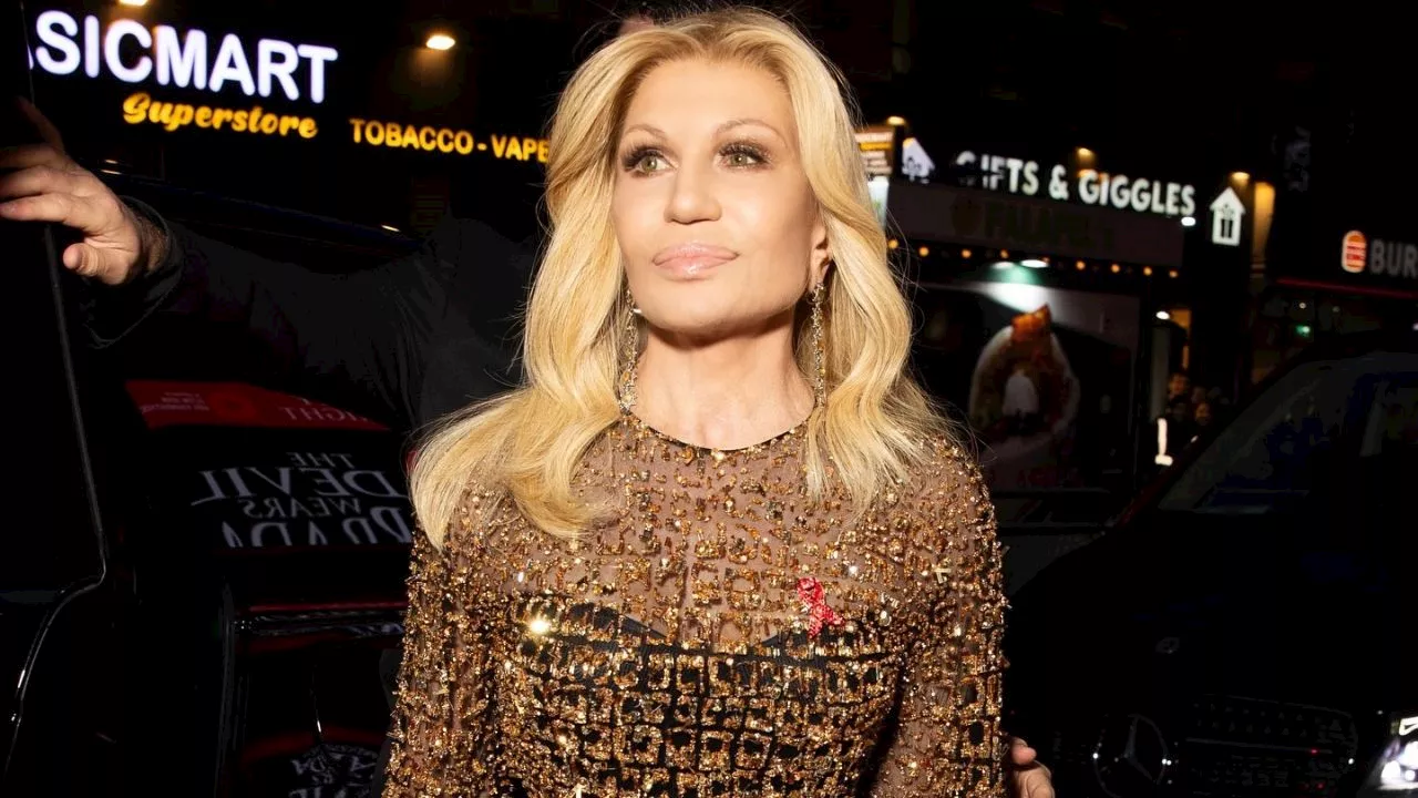 Donatella Versace, il 'glow up' al viso lascia tutti senza fiato