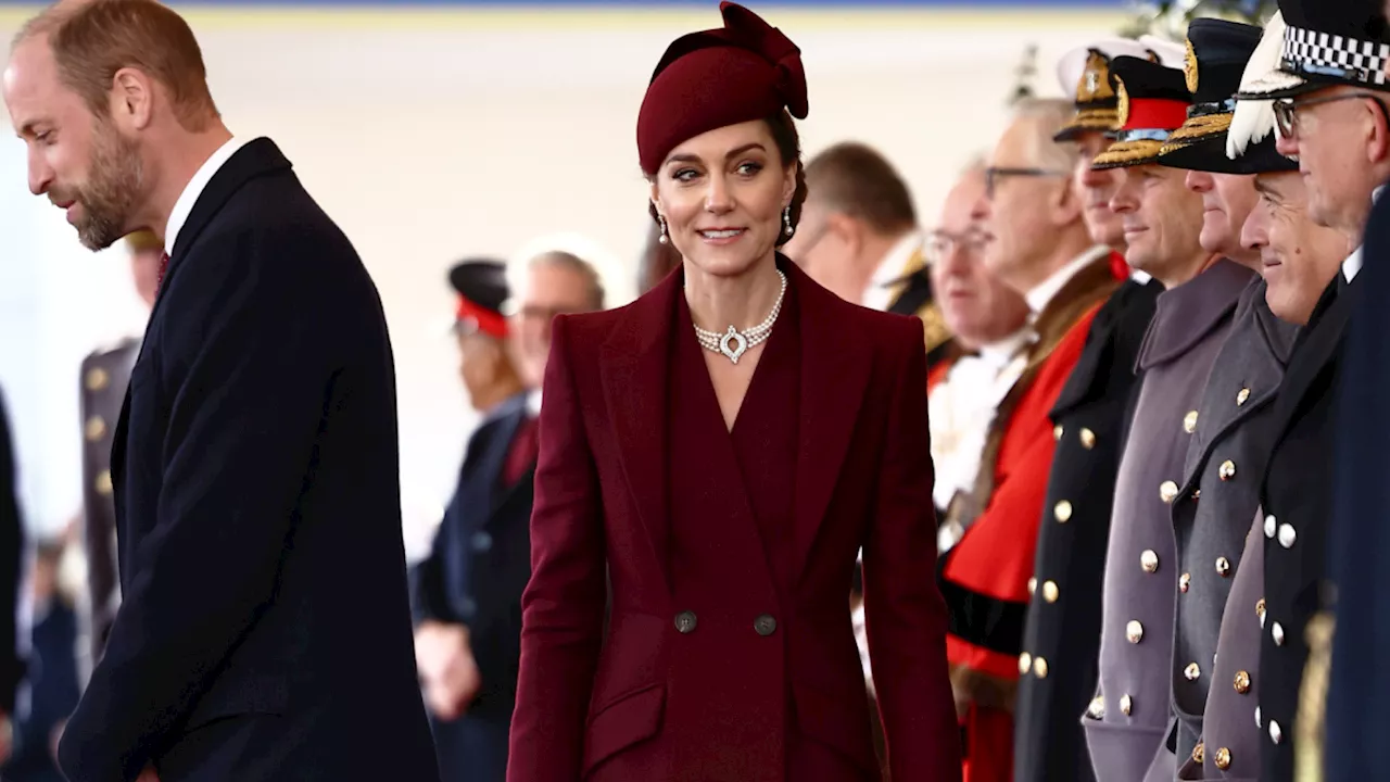 Kate Middleton, cappotto burgundy e perle: eleganza e simbolismo reale per l'emiro del Qatar