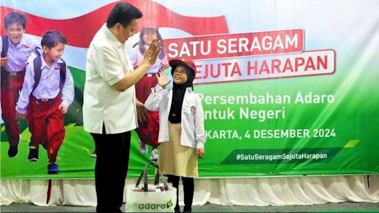 Adaro Salurkan 10.000 Paket Seragam Sekolah untuk Dukung Pendidikan Indonesia