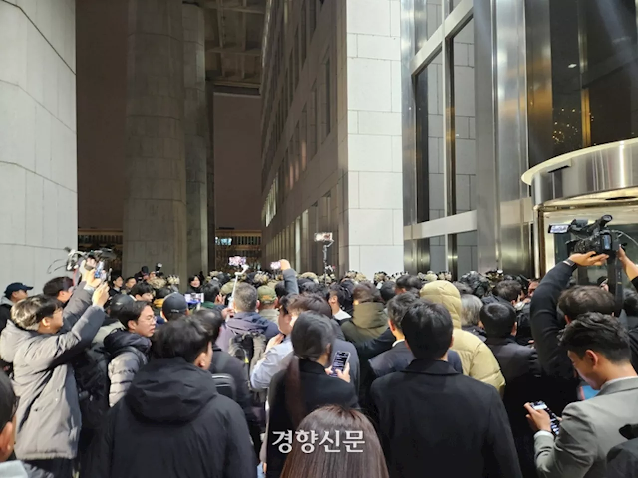 윤석열 대통령, 비상계엄 선포 실패로 굴욕적 실패