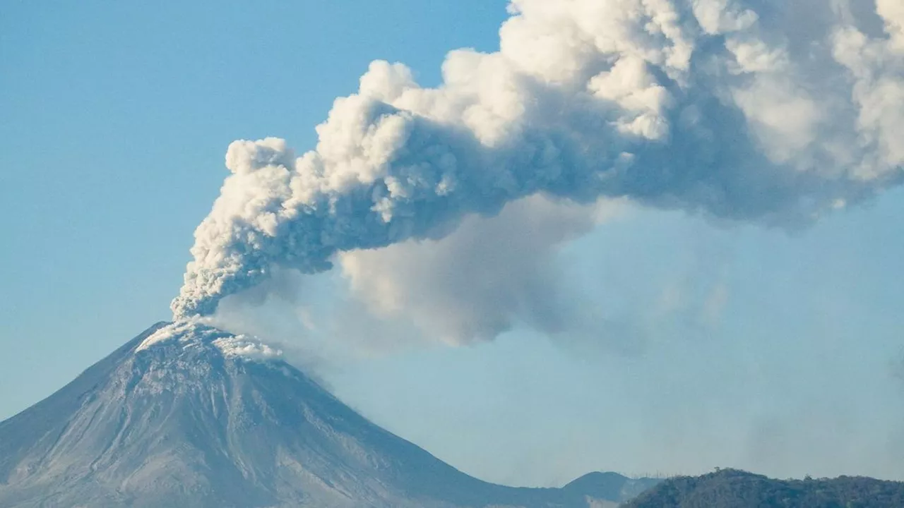 Masyarakat Terdampak Erupsi Gunung Lewotobi Laki-Laki Dapat Bantuan Program Tanggap Darurat