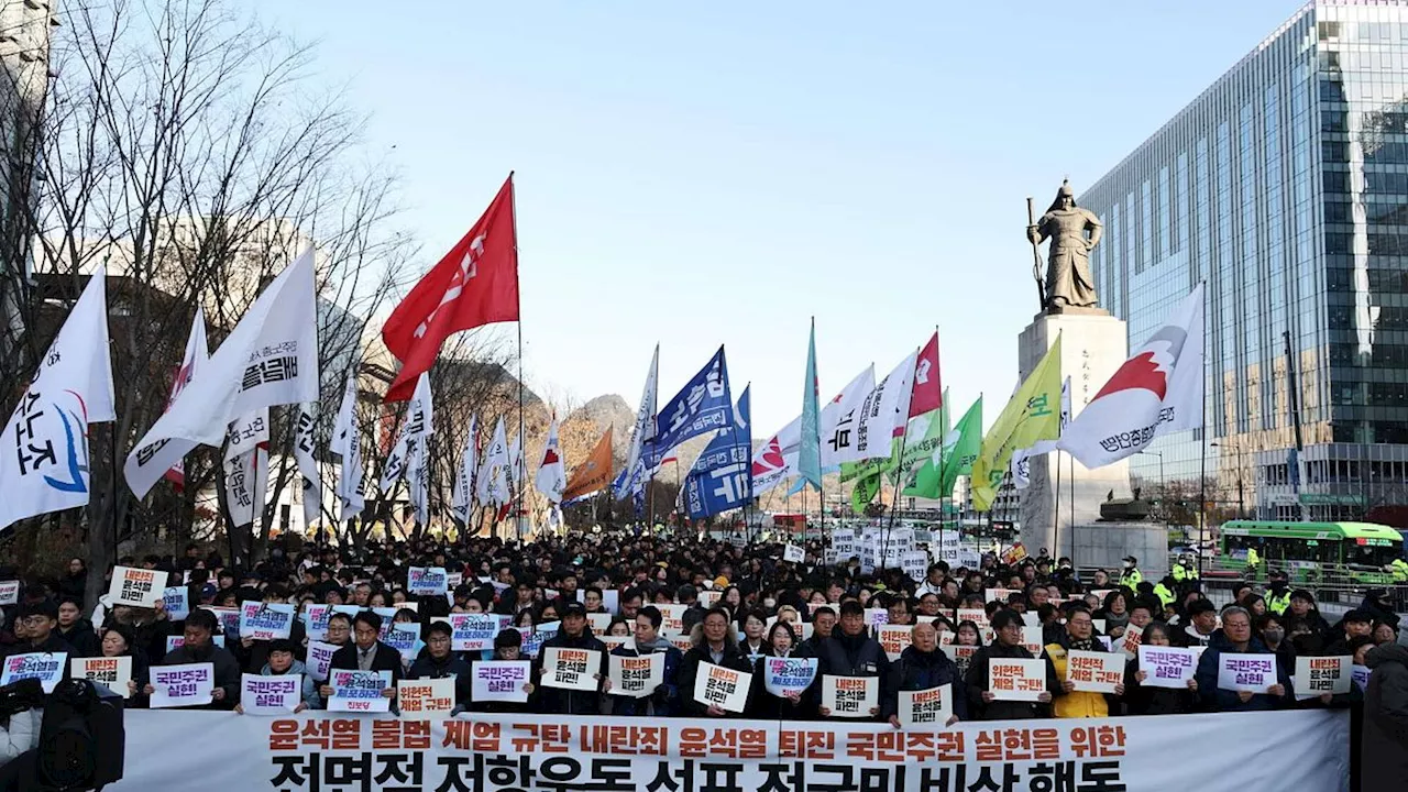 Caos in Corea del Sud, manifestazioni contro il presidente Yoon nelle principali città