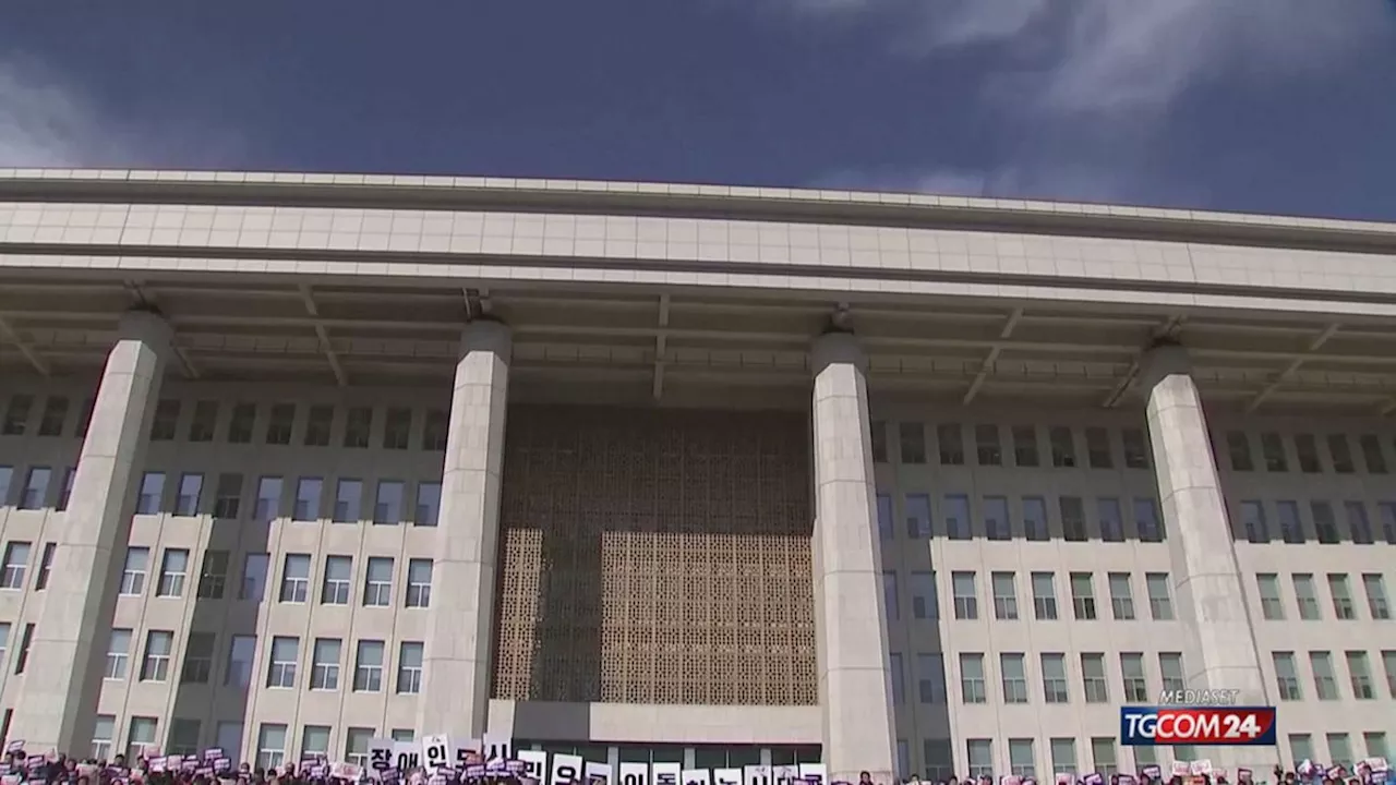 Sud Corea, le opposizioni chiedono impeachment per il presidente Yoon