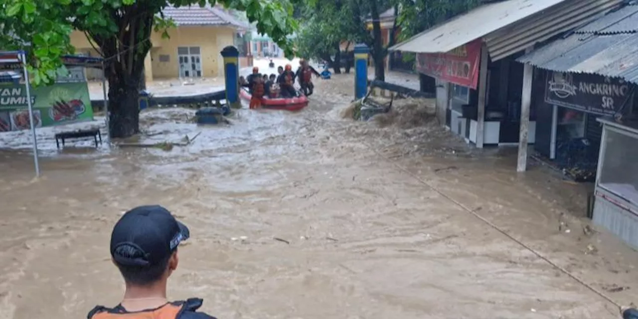 Tim SAR Gabungan Menyelamatkan 24 Warga yang Terjebak Banjir di Palabuhanratu