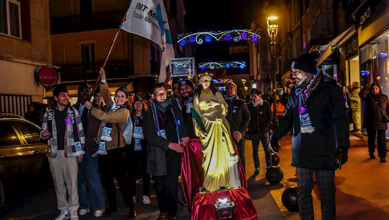 Et le dragon à crête rouge éveille l’esprit de Noël dans les rues d’Alès