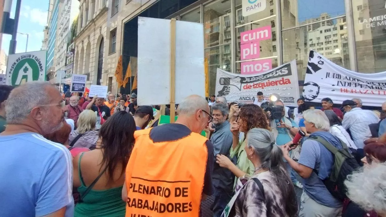 Masiva marcha de jubilados al PAMI por la quita de medicamentos