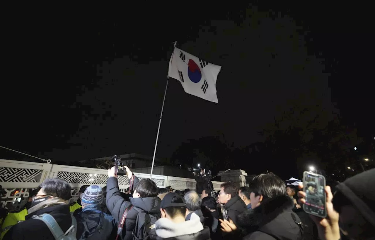 Südkoreas Präsident ruft Kriegsrecht aus: Massive Proteste vor Parlamentsgebäude