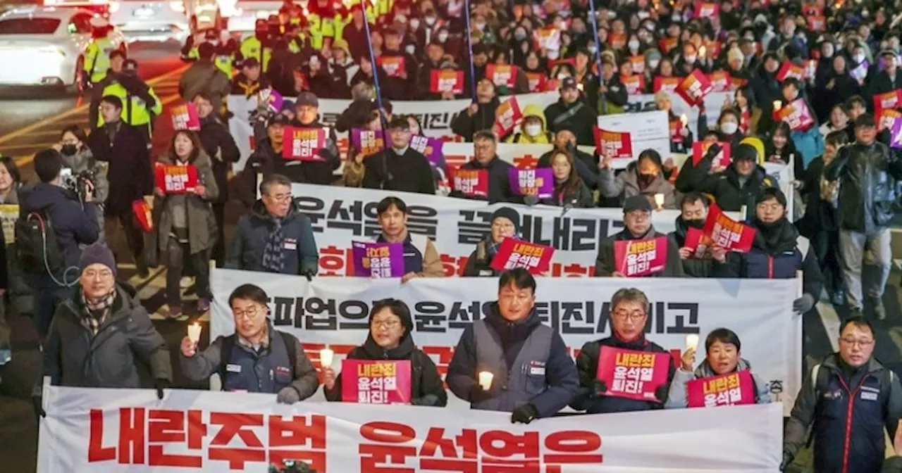 윤석열 대통령의 비상계엄 선포 소동에 시민들, 탄핵 촉구 촛불집회 열다