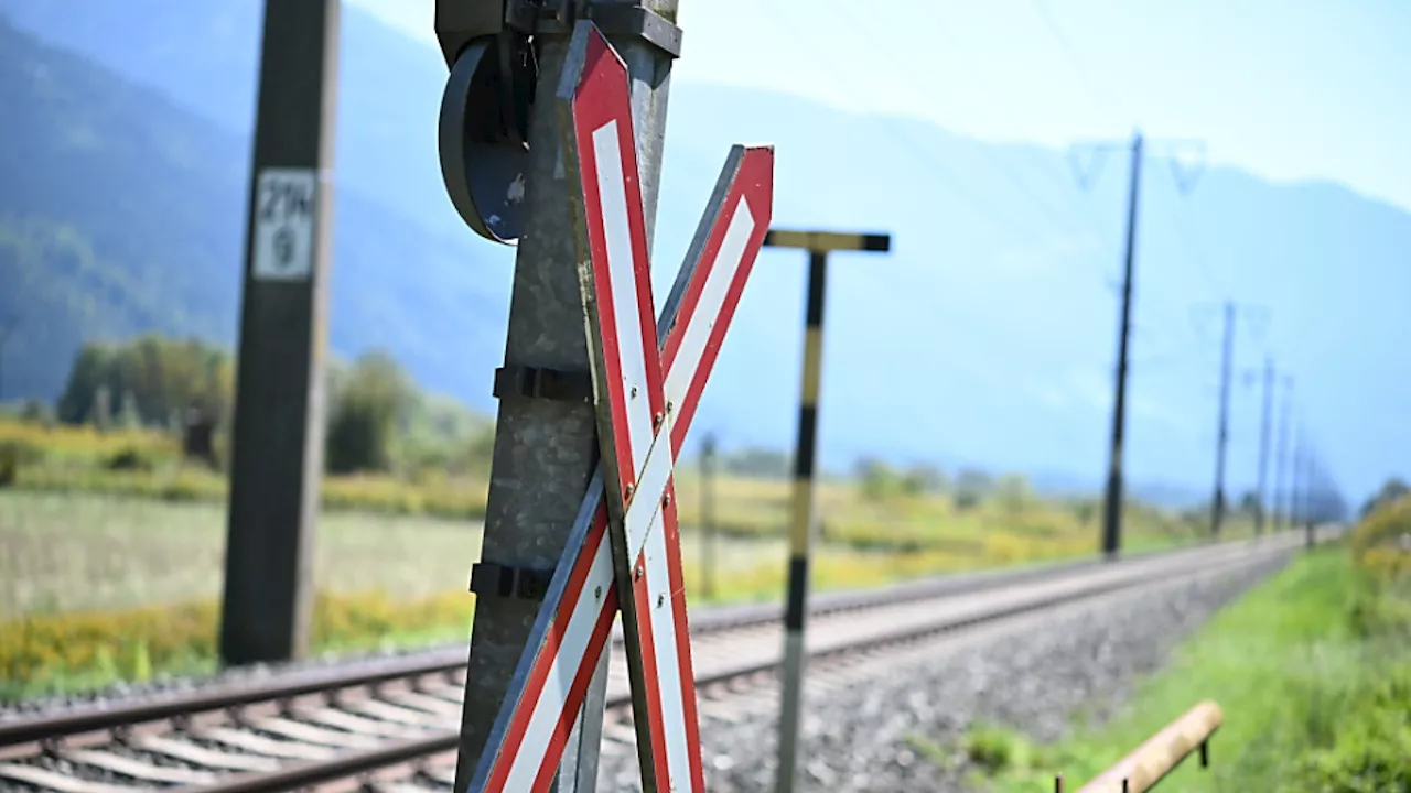 Güterzug erfasst in der Steiermark Lkw, Bahnstrecke gesperrt