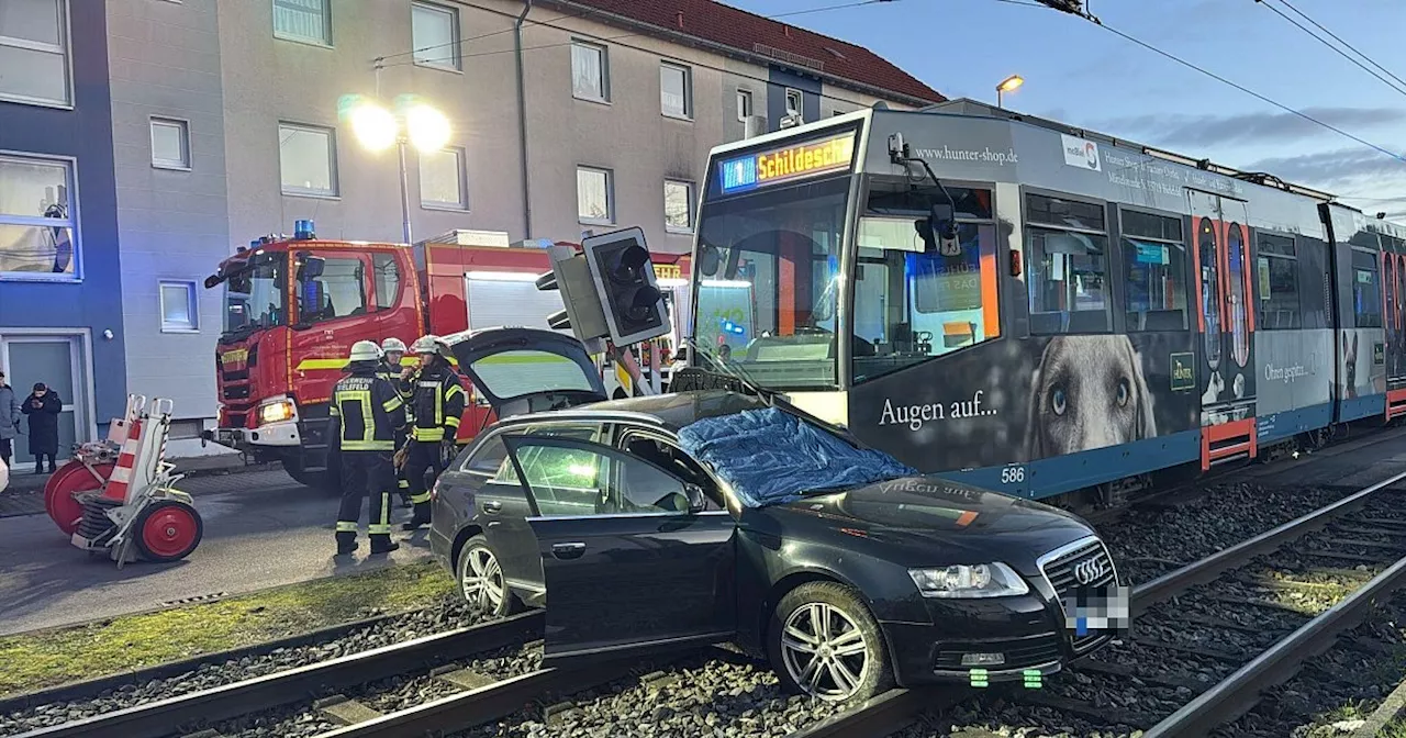 Autofahrer bei Kollision mit einer Straßenbahn in Bielefeld schwer verletzt