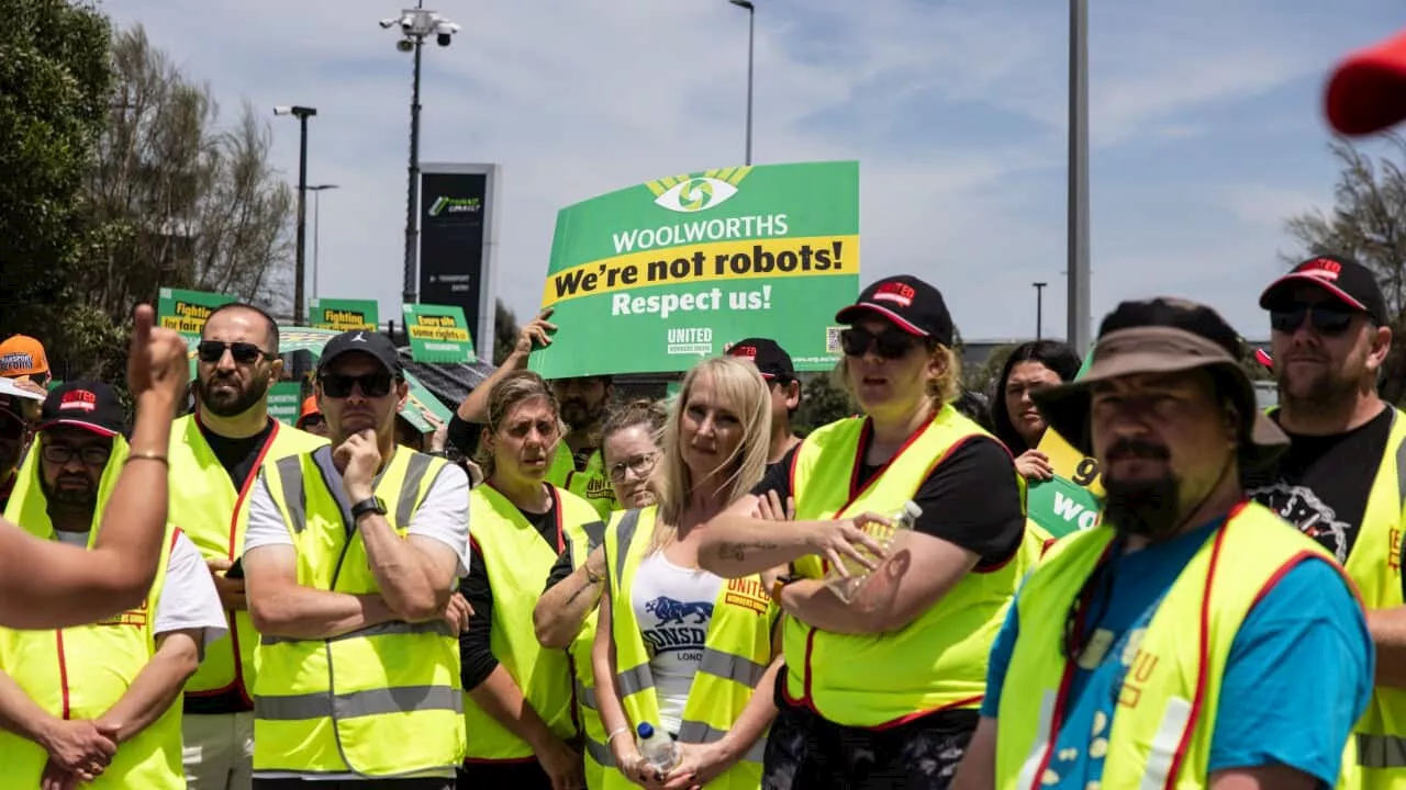 New Woolworths strike threat as more union members 'put on notice' for picket support