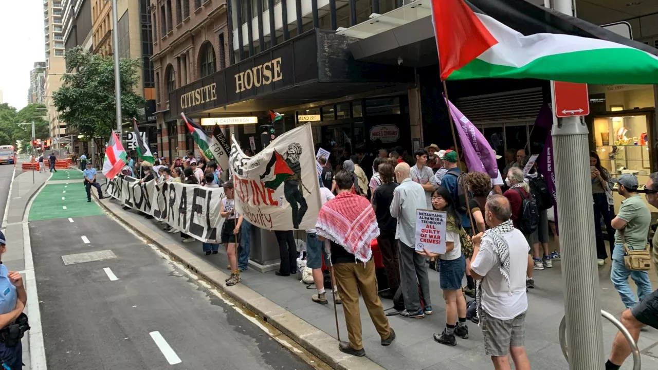 Sydney Protesters Demand Israel Sanctions, Jewish Community Locked Inside Synagogue