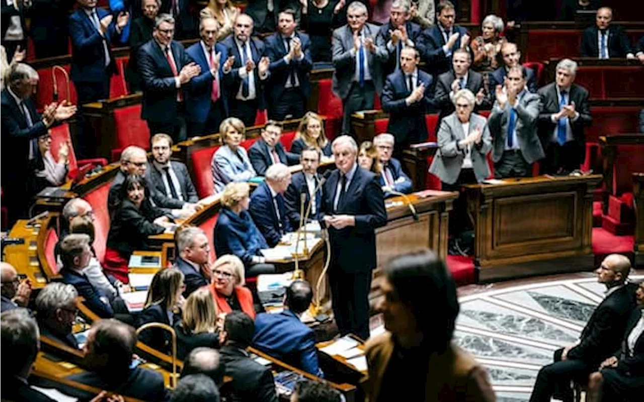 Macron respinge voto di sfiducia contro il governo Barnier